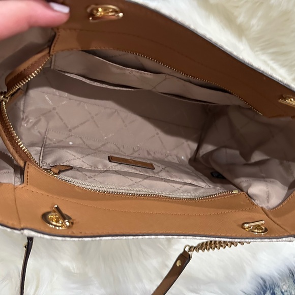 Michael Kors purse. - Picture 4 of 5